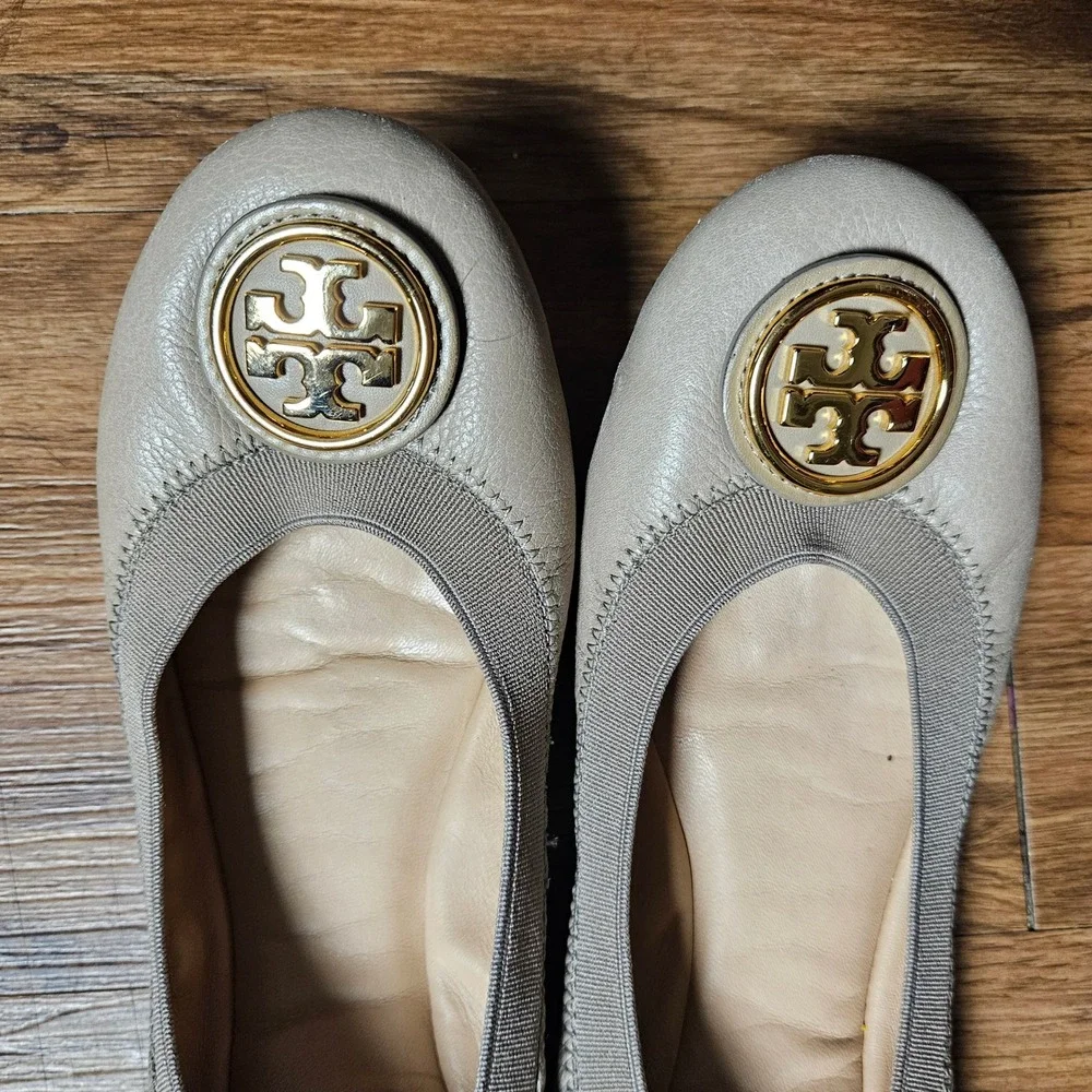 Tory‎ Burch Caroline Scrunch Ballet Flats 5.5 M French Gray Leather Gold Logo
